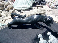 Puma hecho con piedra volcanica de la zona