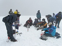 Andinistas llegando a la cima del nevado