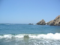 Playa peruana olas moderadas
