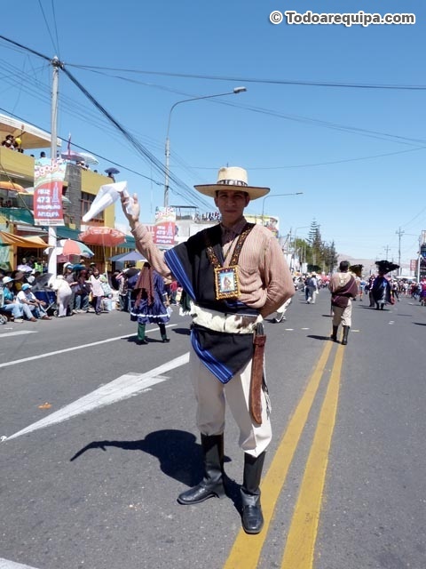 Hombre vestido con traje típico del norte peruano