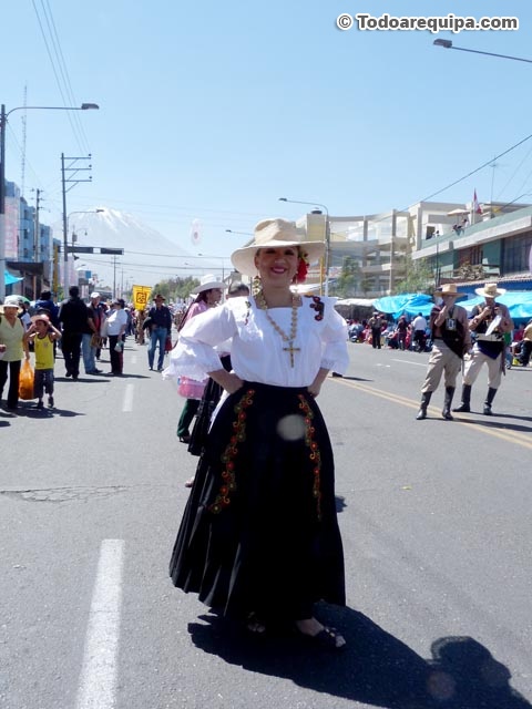 Mujer con traje típico del norte del Perú