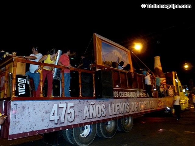 Carro alegórico de Cerveza Arequipeña