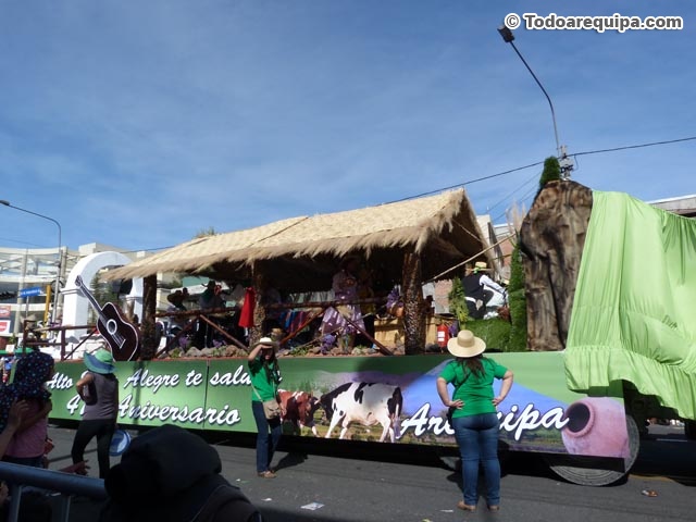 Carro alegórico con estampas arequipeñas