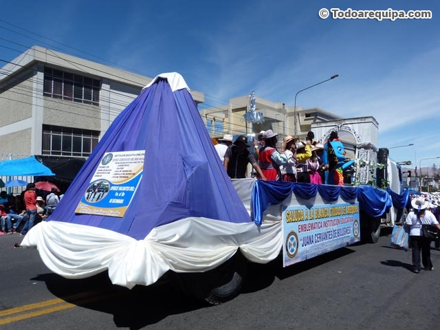 Carro alegórico del colegio Juana Cervantes