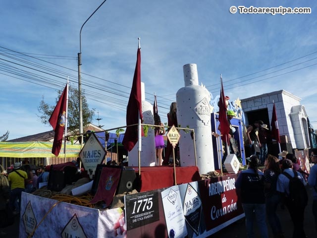 Carro alegórico de Majes Tradición