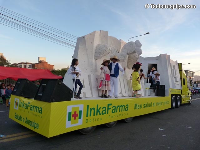 Carros alegóricos en el corso de la amistad