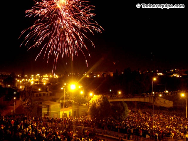 Fuegos artificiales iluminando el cielo arequipeño