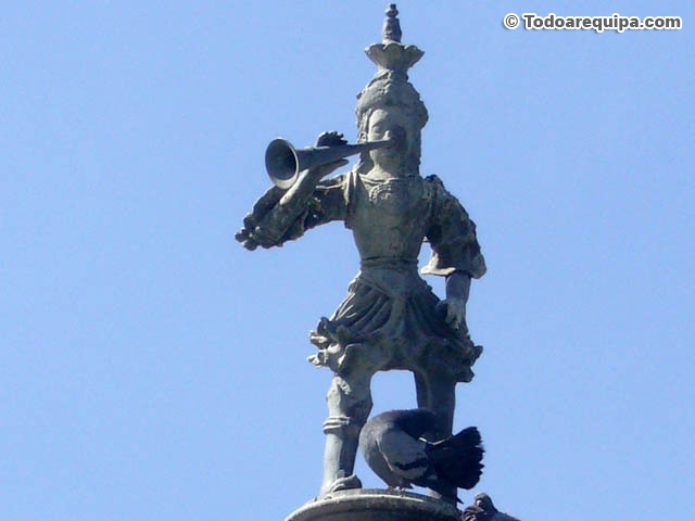 tuturutu-plaza-armas-arequipa