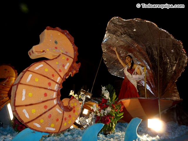 Carro alegórico en aniversario de Camaná