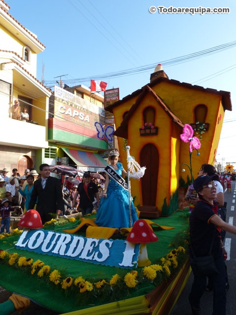 Desfile alegorico en Camaná