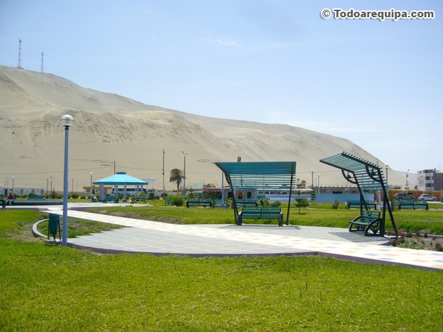 plaza-en-la-punta-camana