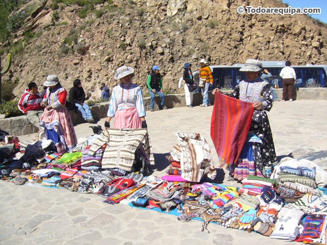 mujeres-vendiendo-artesania-en-el-colca