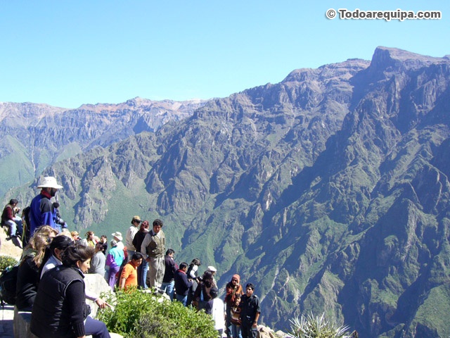 Turistas observando el Cañón del Colca