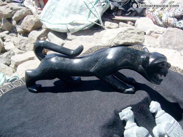 Puma hecho con piedra volcanica de la zona