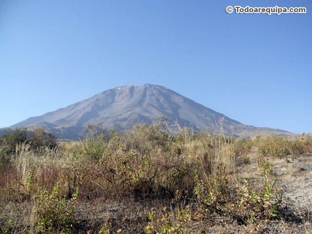 Vista del volcán Misti desde Chiguata