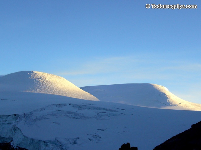 Primeros rayos del sol en la nieve de los nevados