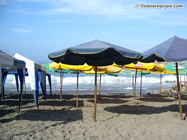 Alquiler de sombrillas en Catarindo