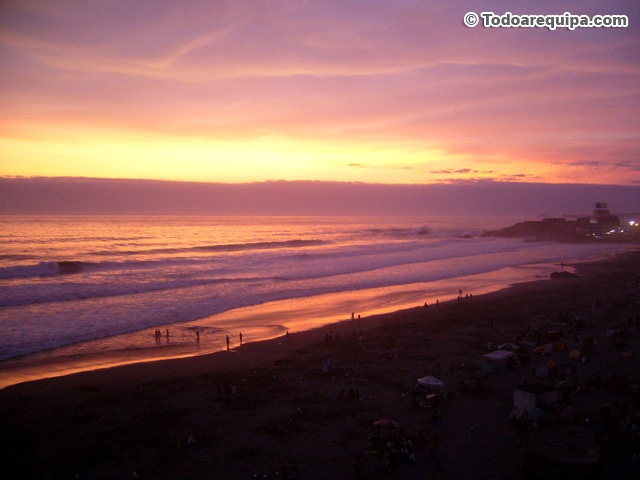Ocaso en la playa de Mollendo
