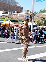 Hombre con vestimenta típica de la selva peruana
