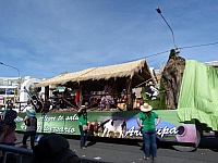 Carro alegórico con estampas arequipeñas