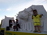 Carro alegórico con motivos arequipeños