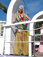 Reina en carro alegórico de Tiabaya