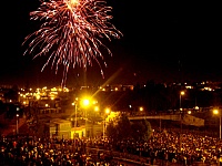 Fuegos artificiales iluminando el cielo arequipeño
