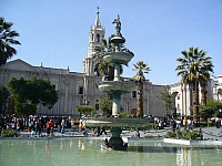el-tuturutu-con-torre-catedral-arequipa