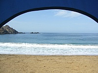 Dentro de la carpa con vista al mar