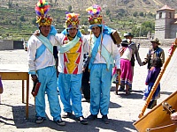 Danzarines en el pueblo de Chachas