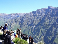 Turistas observando el Cañón del Colca