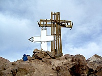 Cruces de espejo y madera en la cima del Pichu Pichu