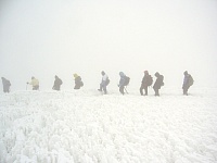 Caminando en fila sobre la nieve del Coropuna con neblina