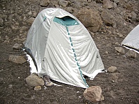 Carpa de campamento en la montaña